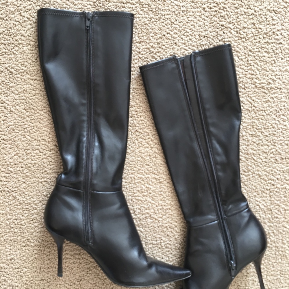 Calvin Klein Brown Leather boots with suede trim. - Picture 7 of 8